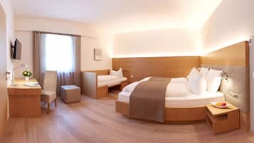 Luxe beddengoed, een kluis op de kamer, een bureau, een laptopwerkplek