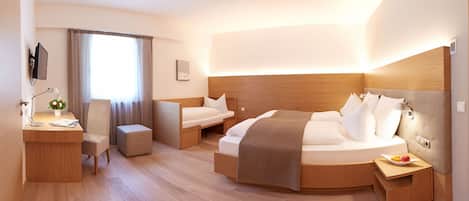 Ropa de cama de alta calidad y caja de seguridad en la habitación