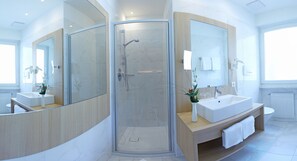 Gratis toiletartikelen, een haardroger, handdoeken