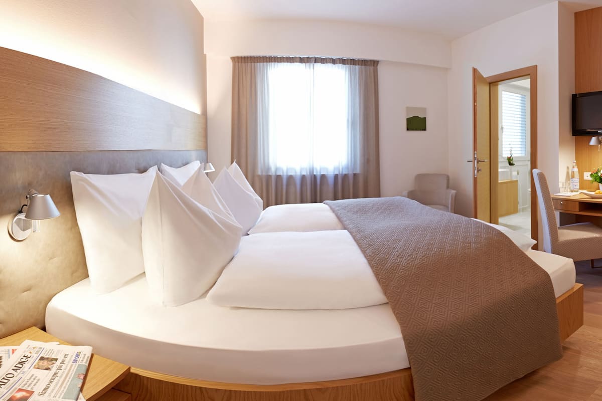 Premium bedding, in-room safe, desk, laptop workspace