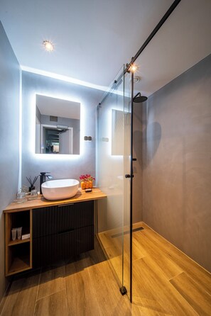 Comfort Double or Twin Room | Bathroom | Shower, eco-friendly toiletries, hair dryer, bathrobes - Hotel Jupiter (Amsterdam)