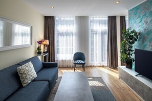 Familiestudio, 1 queensize-seng med sovesofa, ikke-røyk, tekjøkken | Oppholdsområde | LED-TV