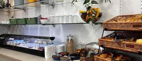 Kontinental frukost varje dag (EUR 13 per person)