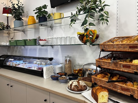 Daily continental breakfast (EUR 13 per person)