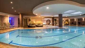 室內泳池、季節性室外泳池;06:00 至 00:00 開放;躺椅