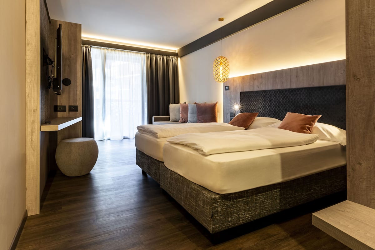 deluxe | 1 bedroom, hypo-allergenic bedding, down duvets, in-room safe