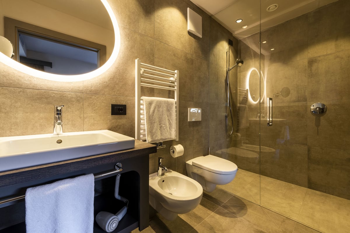 comfort single room | bathroom | hair dryer, towels, soap, shampoo