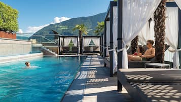 Piscine couverte, 2 piscines extérieures, chaises longues