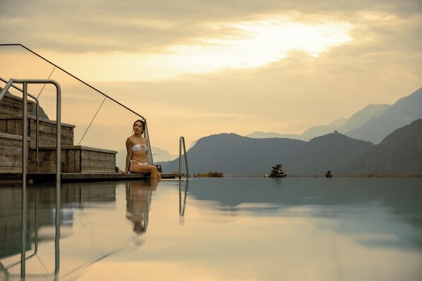 Indoor pool, 2 outdoor pools, open open 24 hours a day, pool loungers - Ideal Park (Laives)