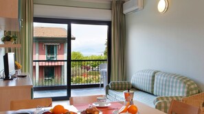 Klassiek appartement | Een kluis op de kamer, een bureau, een strijkplank/strijkijzer