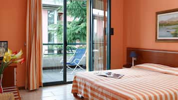 Una cassaforte in camera, una scrivania, ferro/asse da stiro