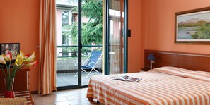 Una cassaforte in camera, una scrivania, ferro/asse da stiro