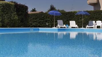 Piscina stagionale all'aperto, ombrelloni da piscina, lettini