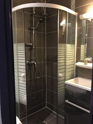 Double Room | Bathroom | Shower, hair dryer, towels - Tipi Hôtel (Paris)