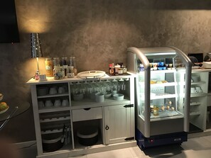 Dagelijks ontbijtbuffet (EUR 16 per persoon)