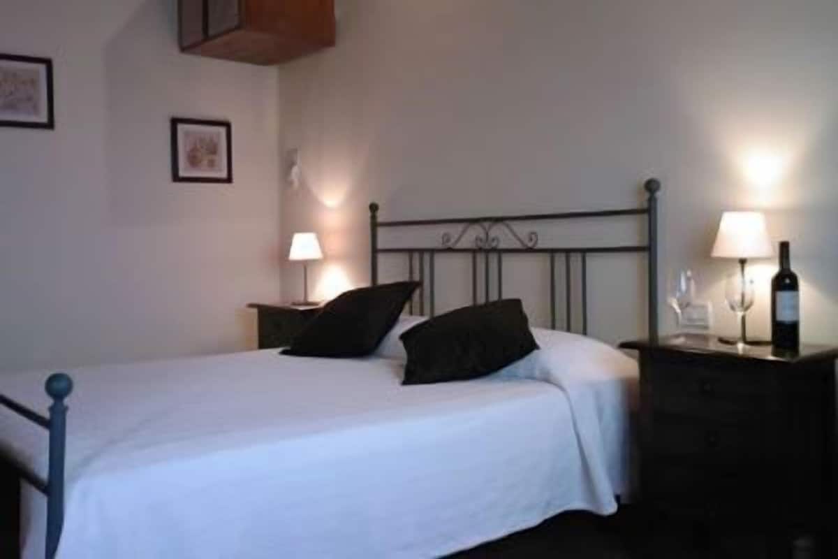 In-room safe, desk, free WiFi