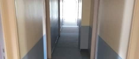 Un pasillo con puertas numeradas 8, 10 y 11.