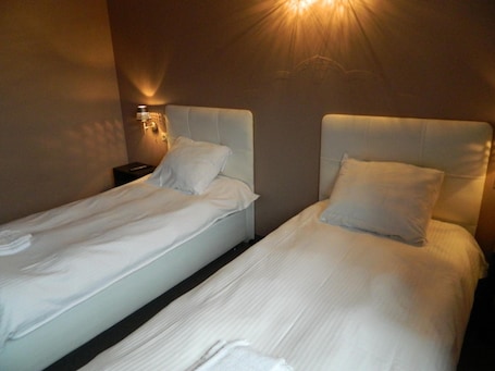 Escritorio, tabla de planchar con plancha, wifi gratis y ropa de cama