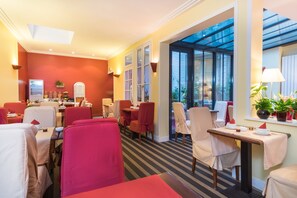 Tägliches Frühstücksbuffet (16 EUR pro Person)