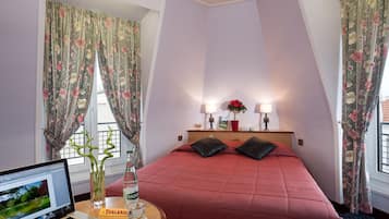 Standard Double Room | Minibar, in-room safe, desk, soundproofing