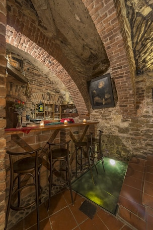 Lunch and dinner served, Regional cuisine