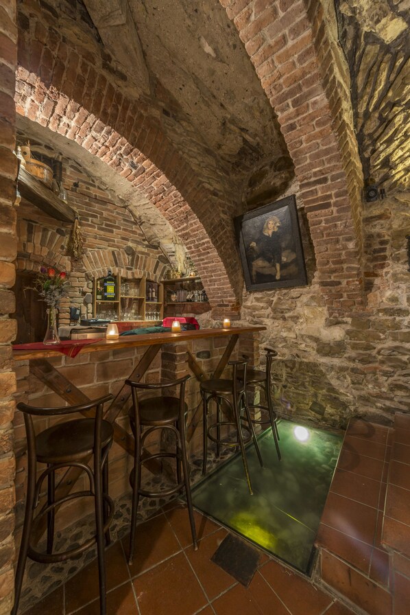 供應午餐及晚餐;地區菜