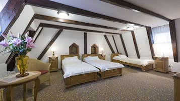 Habitació triple | Minibar, caixa forta a l'habitació i planxa i posts de planxar