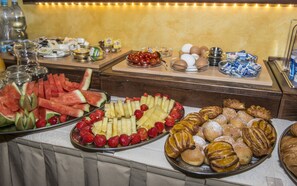 Café da manhã com buffet todos os dias mediante uma taxa