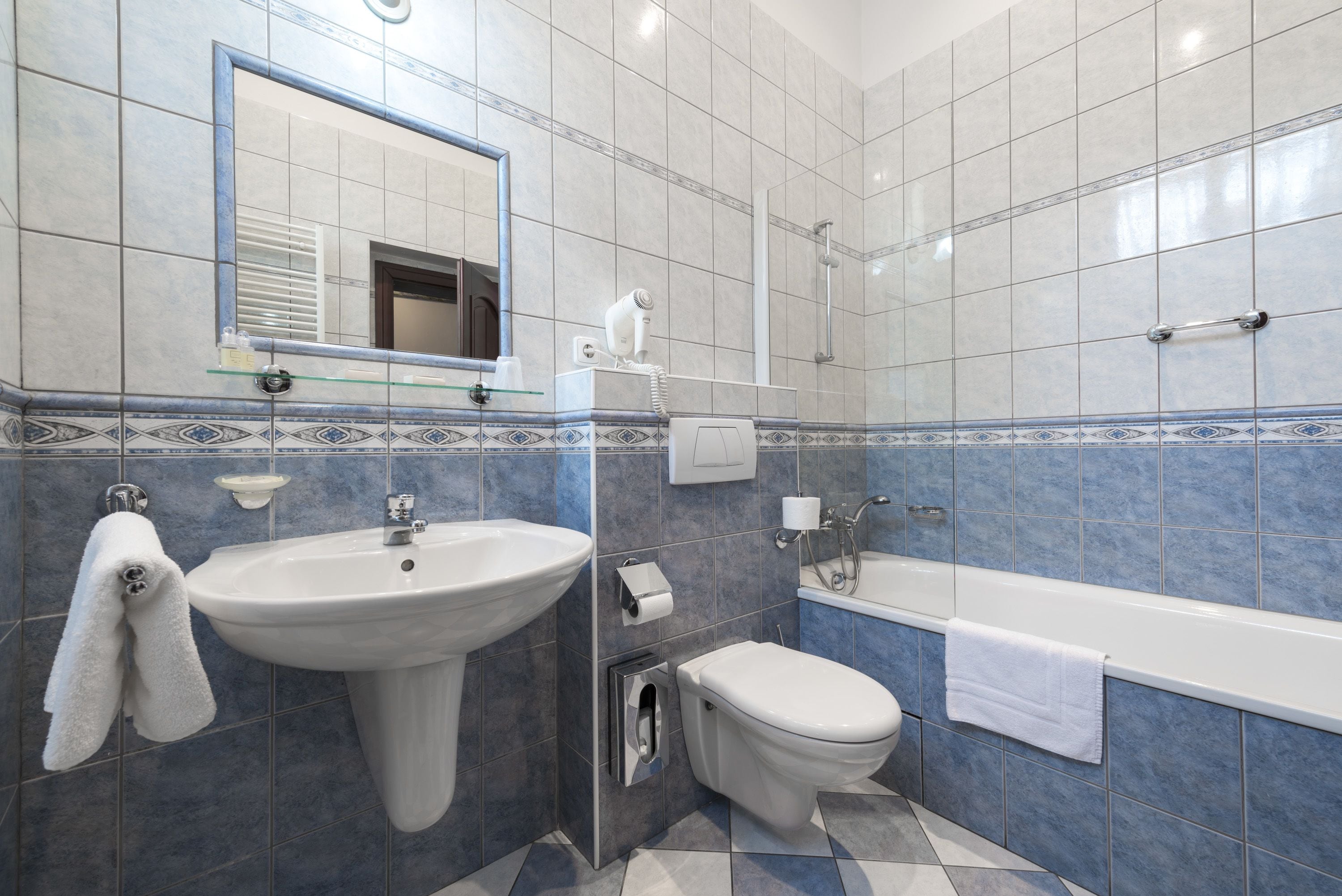 combined shower/bathtub, hair dryer, towels