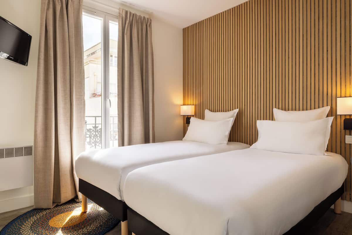 مكتب وستائر تعتيم وتجهيزات عازلة للصوت ومكواة/لوح كي