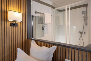 Enkeltrom | Skrivebord, blendingsgardiner, lydisolert og strykejern/-brett