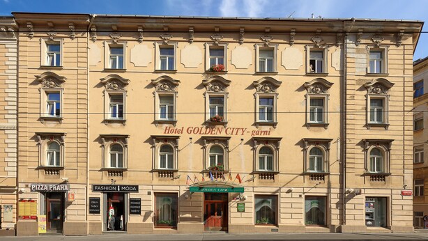 Un edificio de varios pisos con el letrero “Hotel Golden City - garni” que indica que es un hotel.