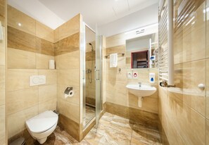 Tweepersoonskamer | Badkamer | Een haardroger, handdoeken