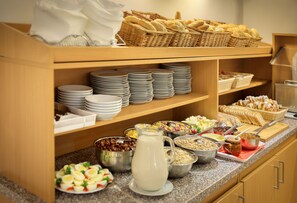 Café da manhã com buffet grátis todos os dias