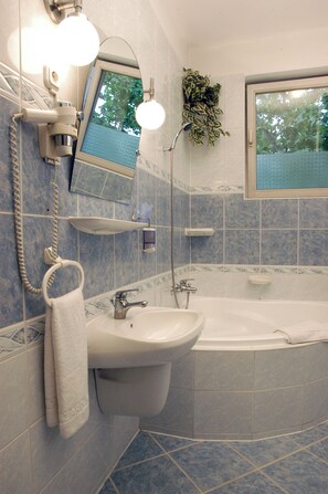 Habitación doble superior | Baño | Ducha, secador de pelo y toallas