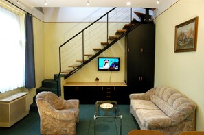 Suite, 1 cama doble | Zona de estar | Una televisión LED