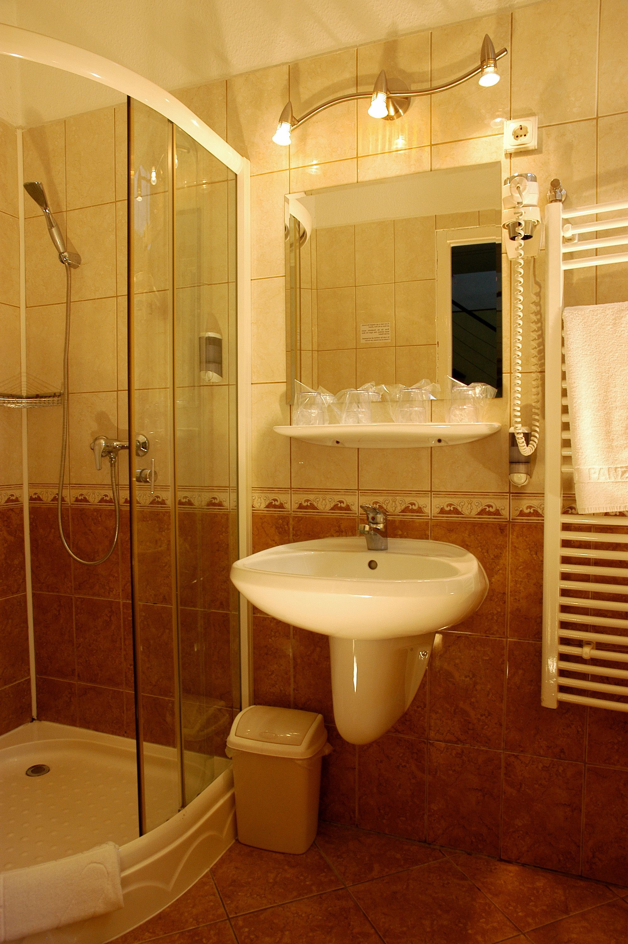 suite, 1 double bed | bathroom | shower, hair dryer, towels