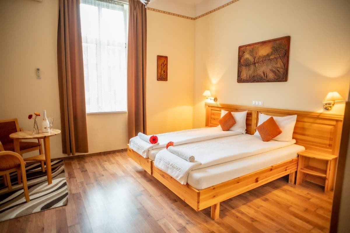 Standaard kamer, 1 twee- of 2 eenpersoonsbedden | 1 slaapkamer, een minibar, een bureau, gratis wifi