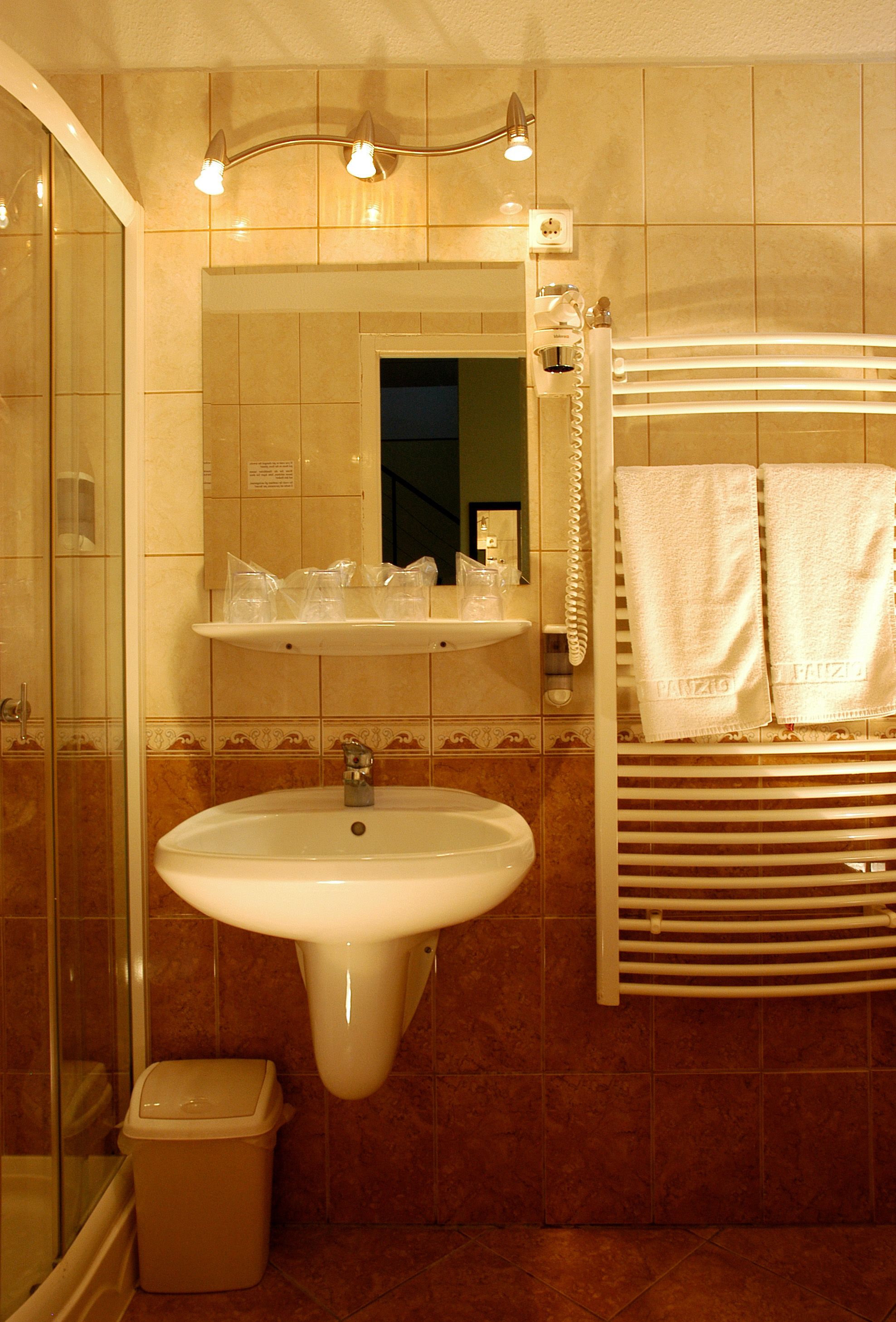 suite, 1 double bed | bathroom | shower, hair dryer, towels
