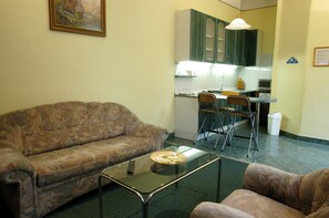 Suite, 1 cama doble | Zona de estar | Una televisión LED