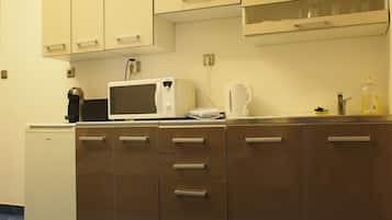 Double Room, Private Bathroom | Private kitchenette | Fridge, microwave