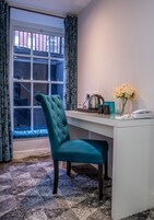 Quarto casal | Escrivaninha, ferros/tábuas de passar roupa, Wi-Fi de cortesia