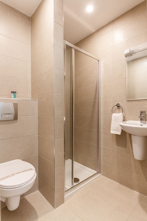 Shower, hair dryer, towels - Clifden House by Nina (Dublin)