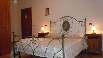 Camera tripla | Una scrivania, culle/letti per bambini (gratuiti), Wi-Fi gratuito