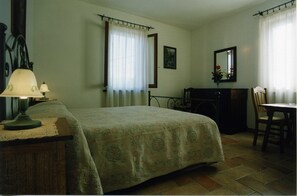 Tweepersoonskamer | Een bureau, gratis babybedden, gratis wifi