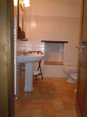 Gratis toiletartikelen, een haardroger, een bidet