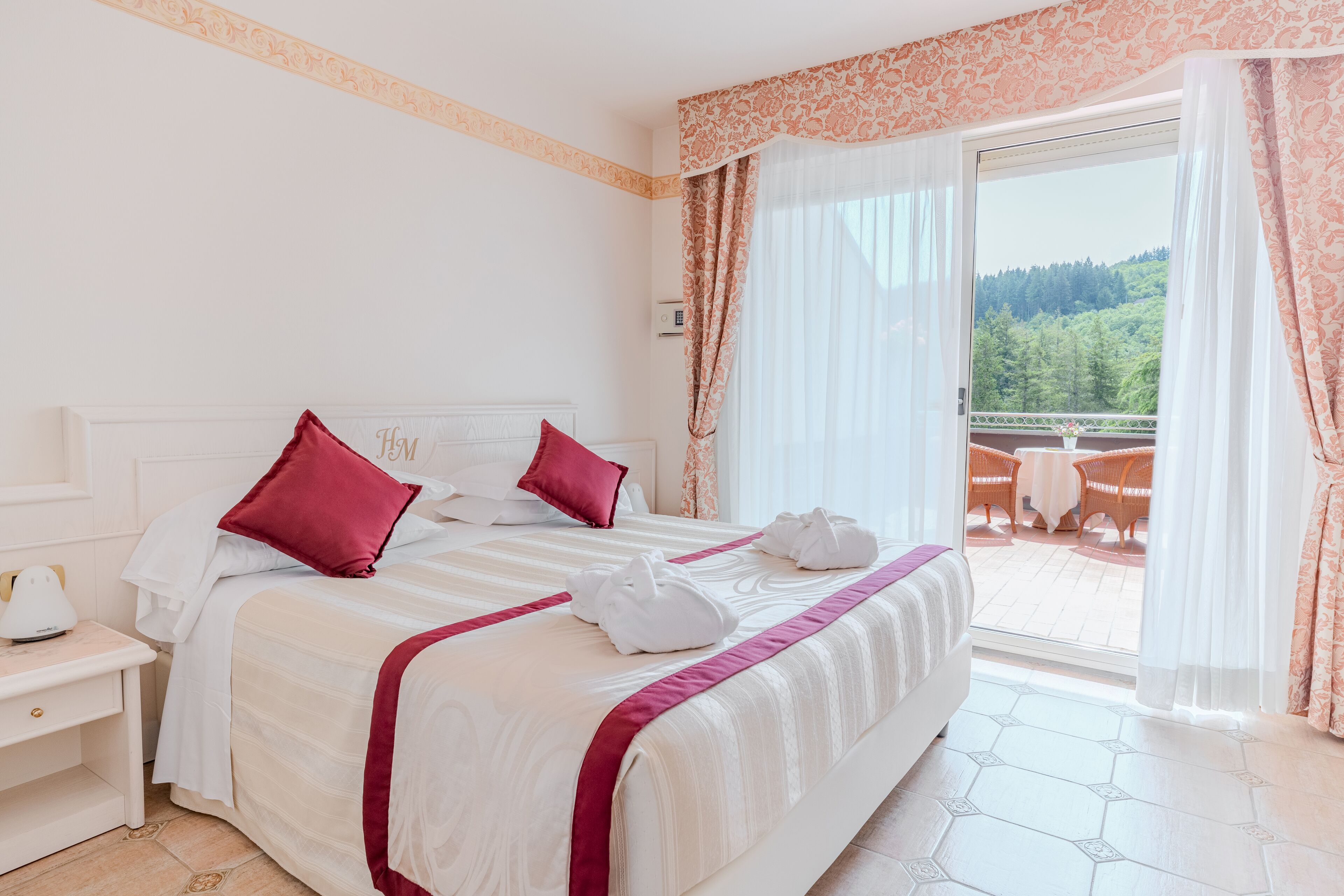 Minibar, coffres-forts dans les chambres, bureau, rideaux occultants