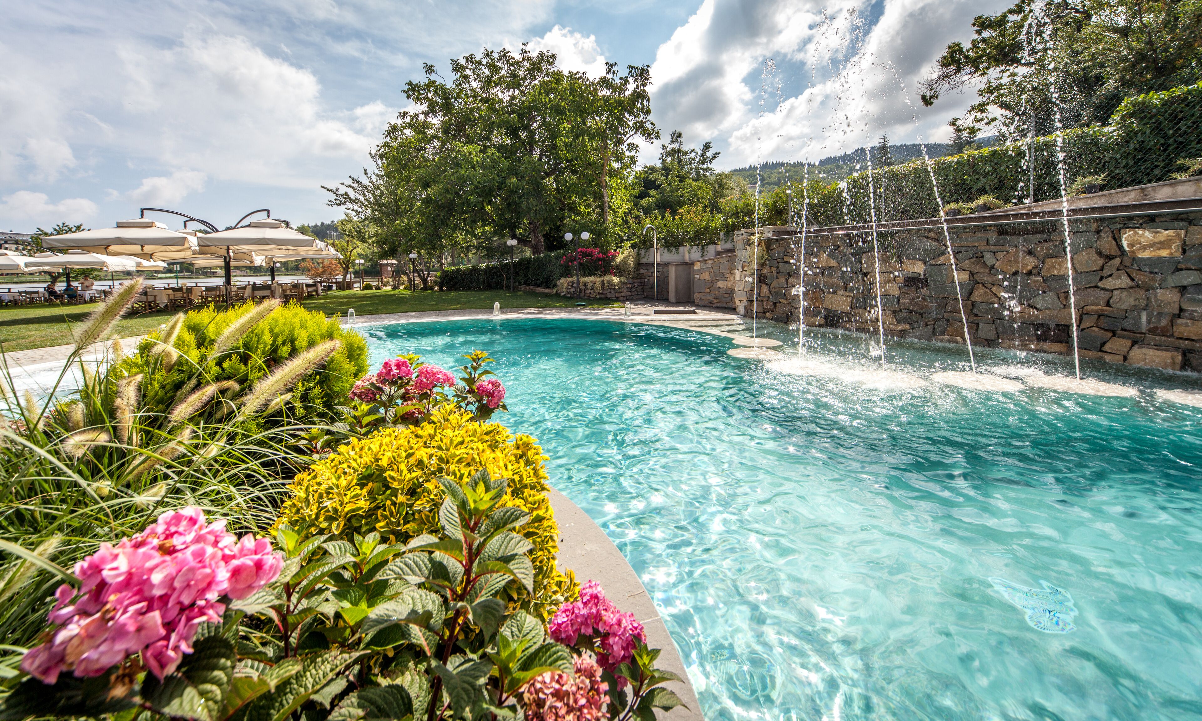 Piscina coperta, piscina all'aperto, lettini