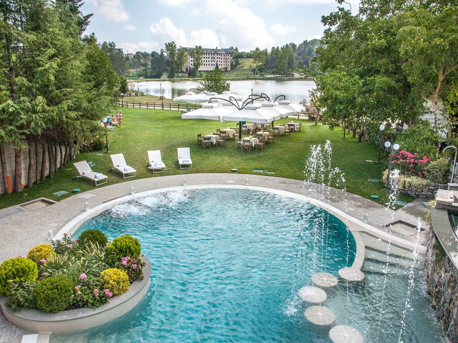 Innenpool, Außenpool, geöffnet von 09:00 Uhr bis 19:00 Uhr, Liegestühle