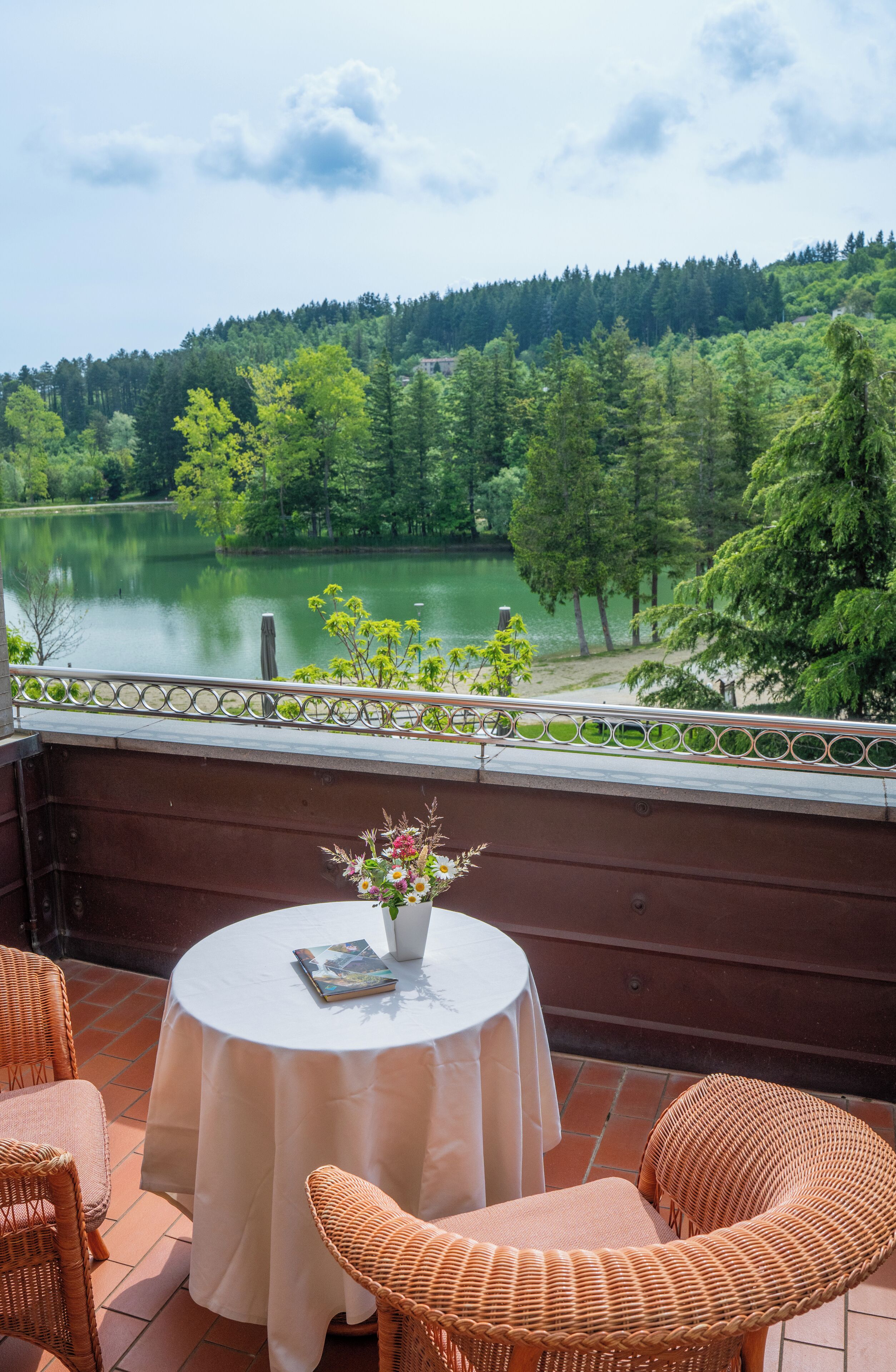 Minibar, Zimmersafe, Schreibtisch, Verdunkelungsvorhänge